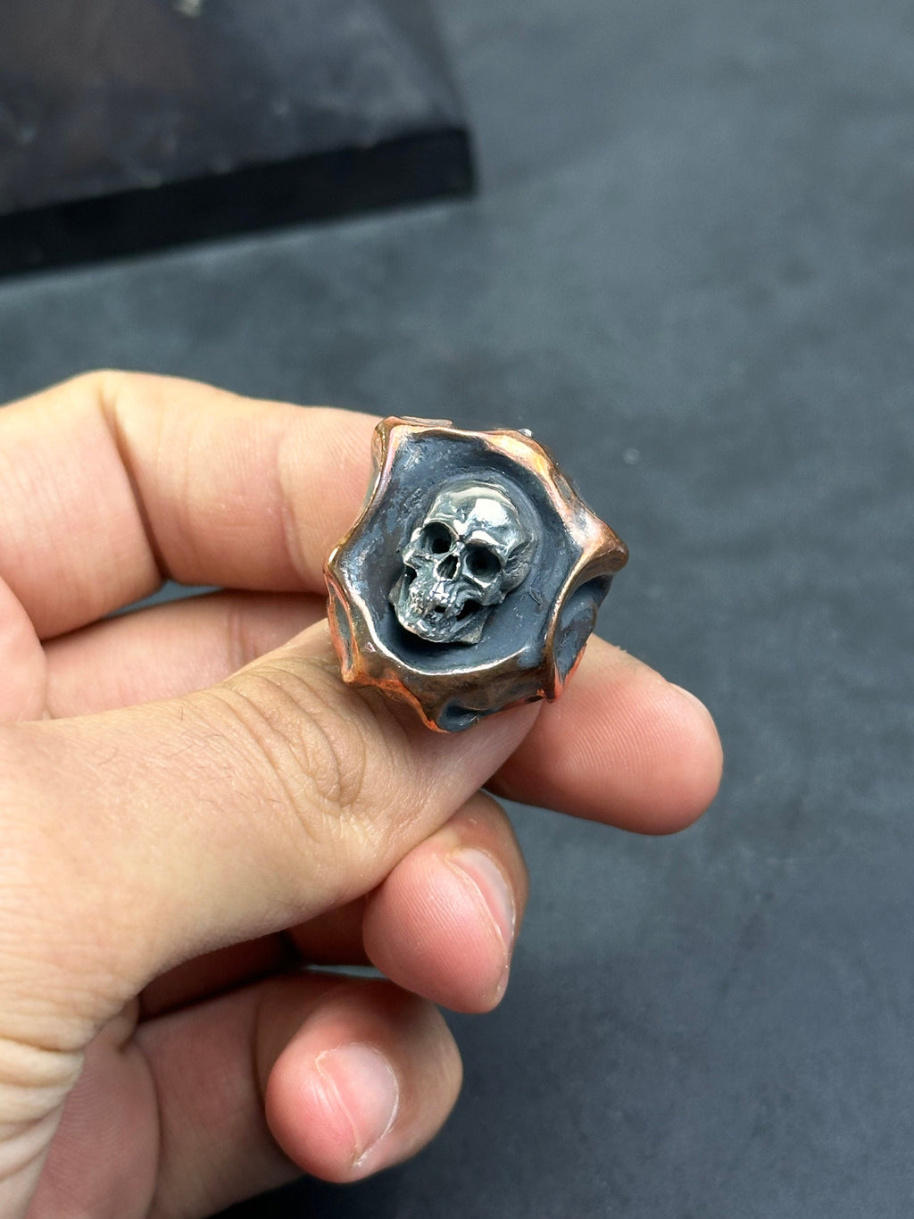 Oksitli Gümüş Kurukafa Yüzük: El Yapımı Gotik Motorcu Takısı