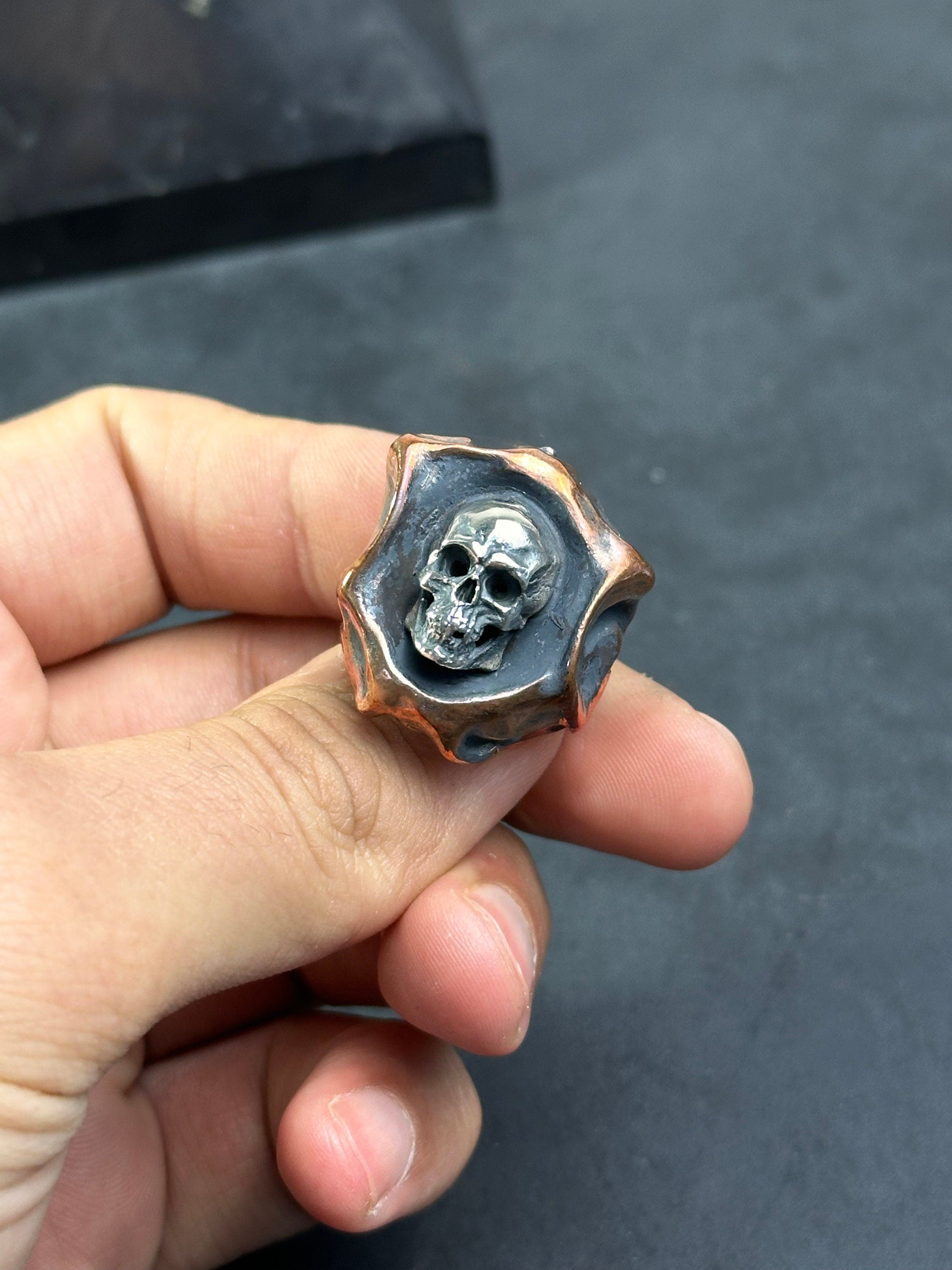 Oksitli Gümüş Kurukafa Yüzük: El Yapımı Gotik Motorcu Takısı