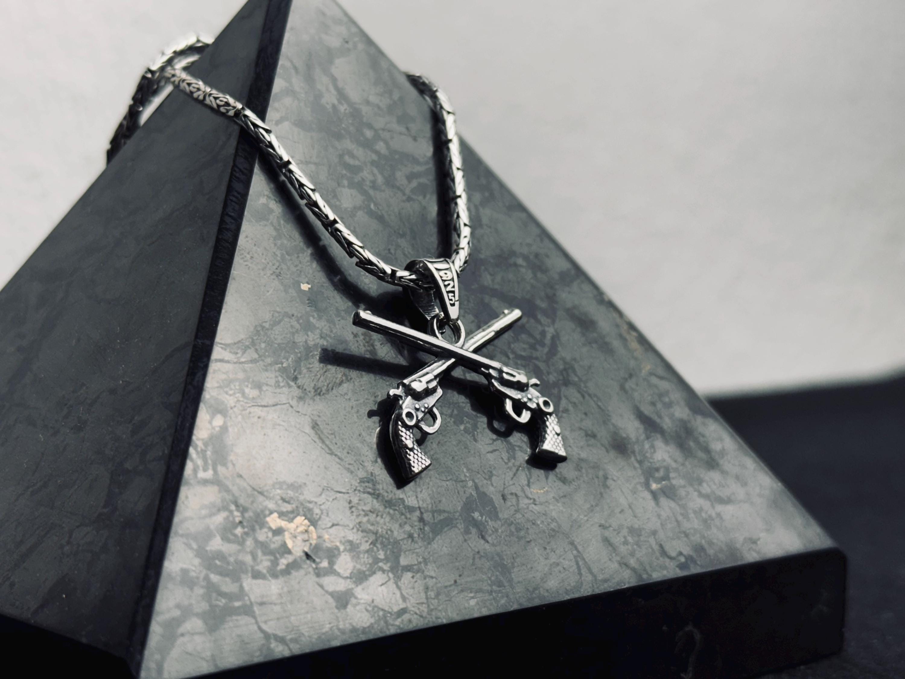 Tabanca Kolye, Gümüş Revolver Kolye Ucu, Altı Patlar Charm (Ayarlanabilir Zincir)