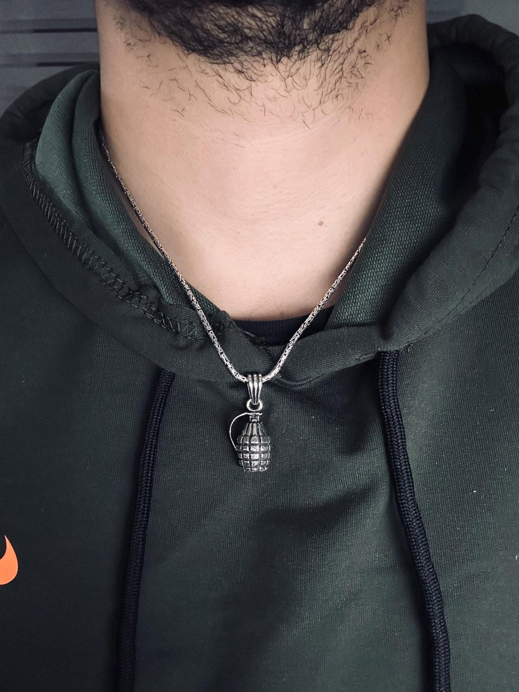 El Bombası Kolye: Benzersiz Gümüş Takı (Erkek Zincir Seçenekleri)