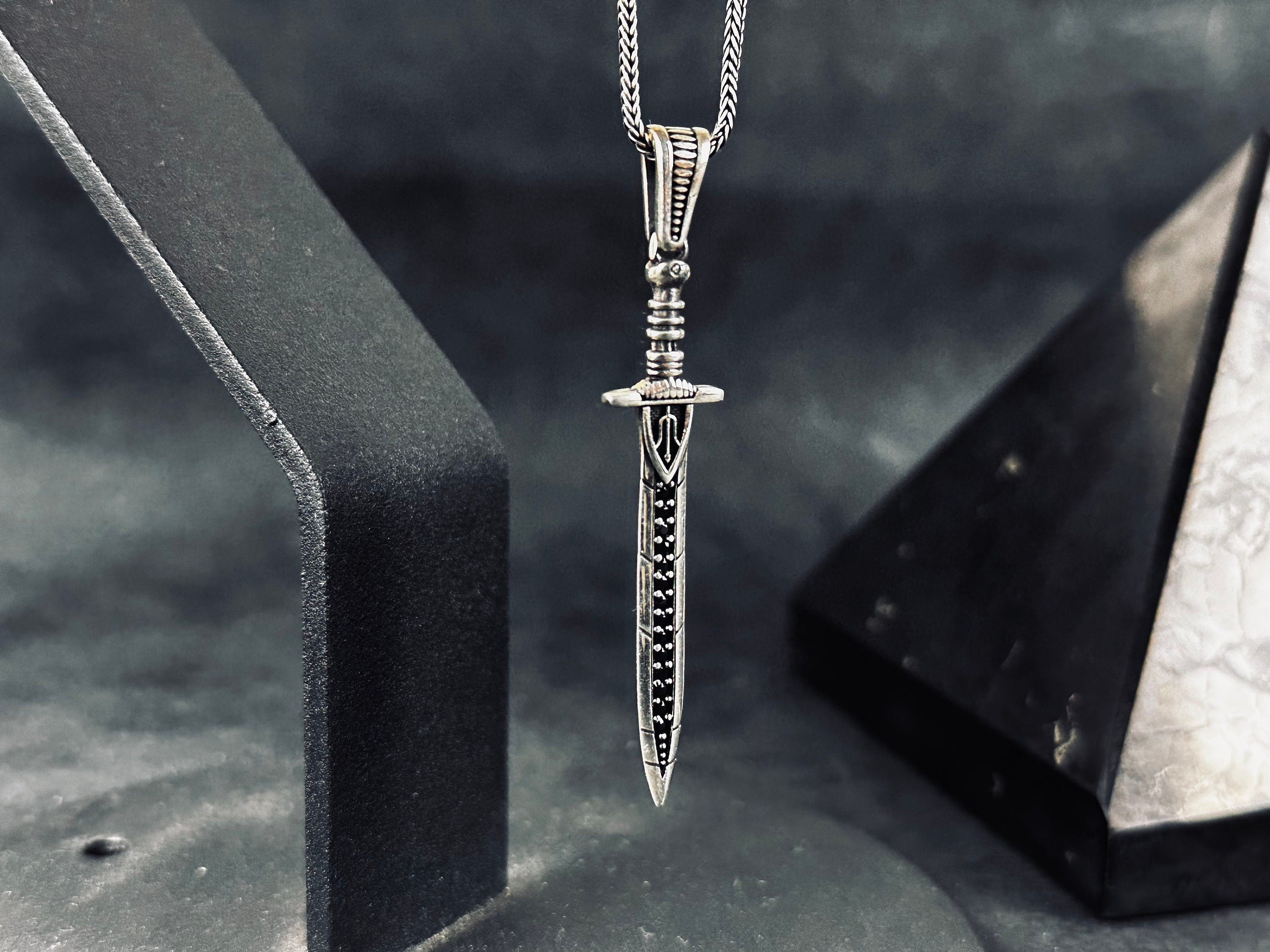 Viking Kılıcı Kolye: Zirkon Taşlı Gümüş Kolye Ucu