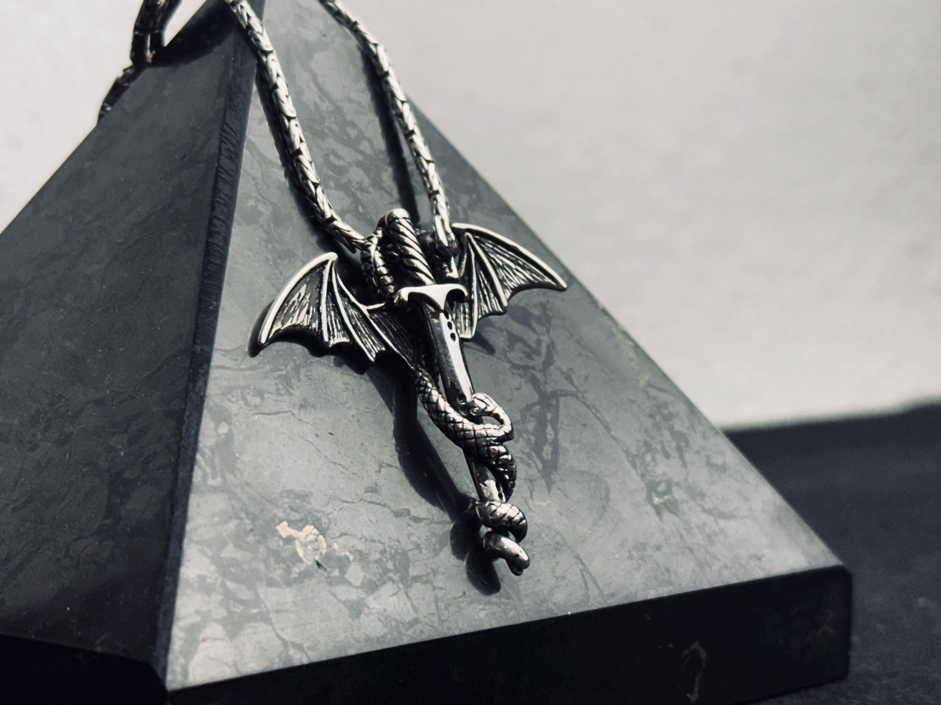 Yarasa Kanadı Kılıç Kolye: Gotik Gümüş Kolye