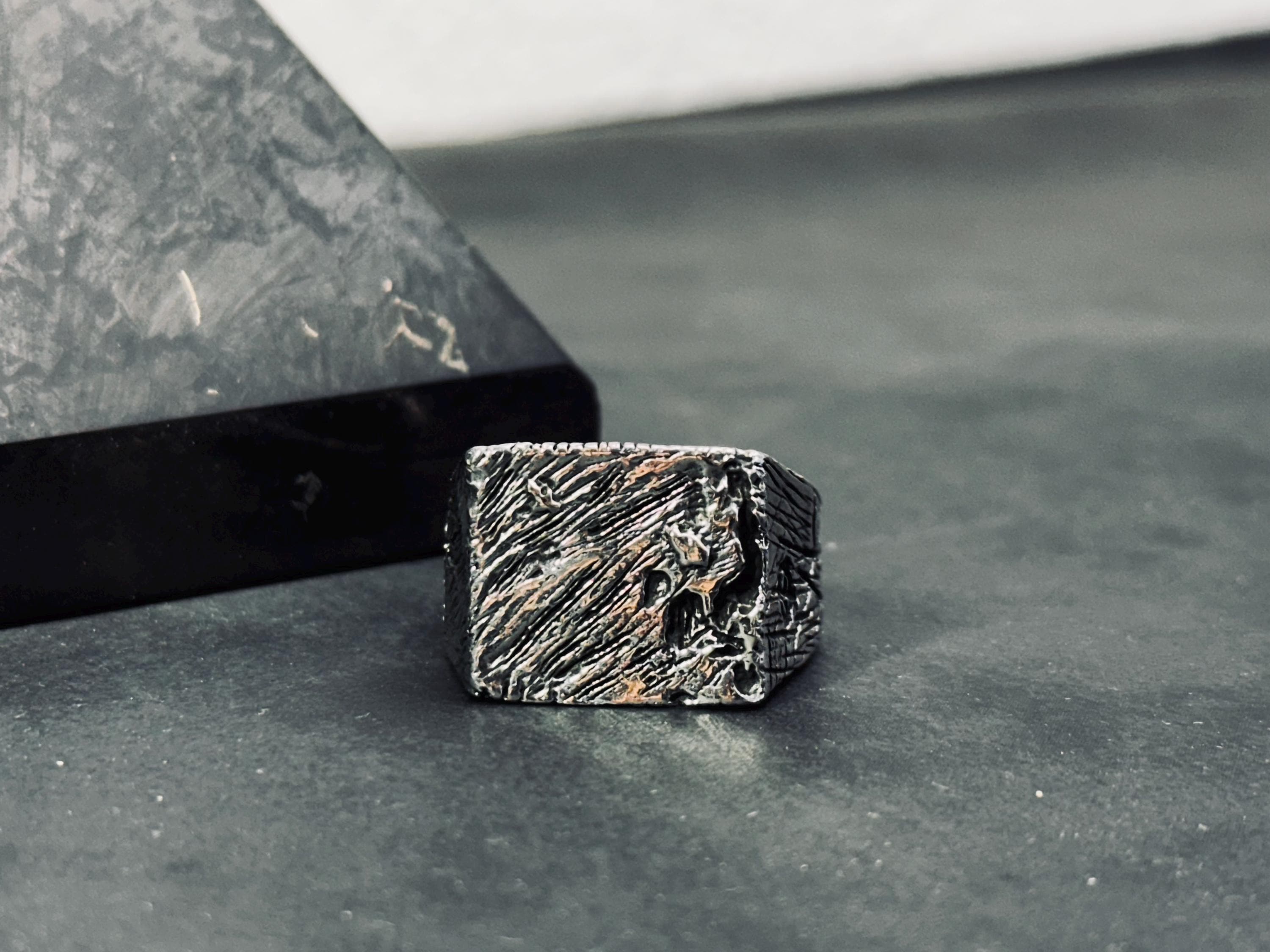 Ağaç Kabuğu Yüzük: Rustik Ağaç Dokulu (925 Ayar Gümüş)