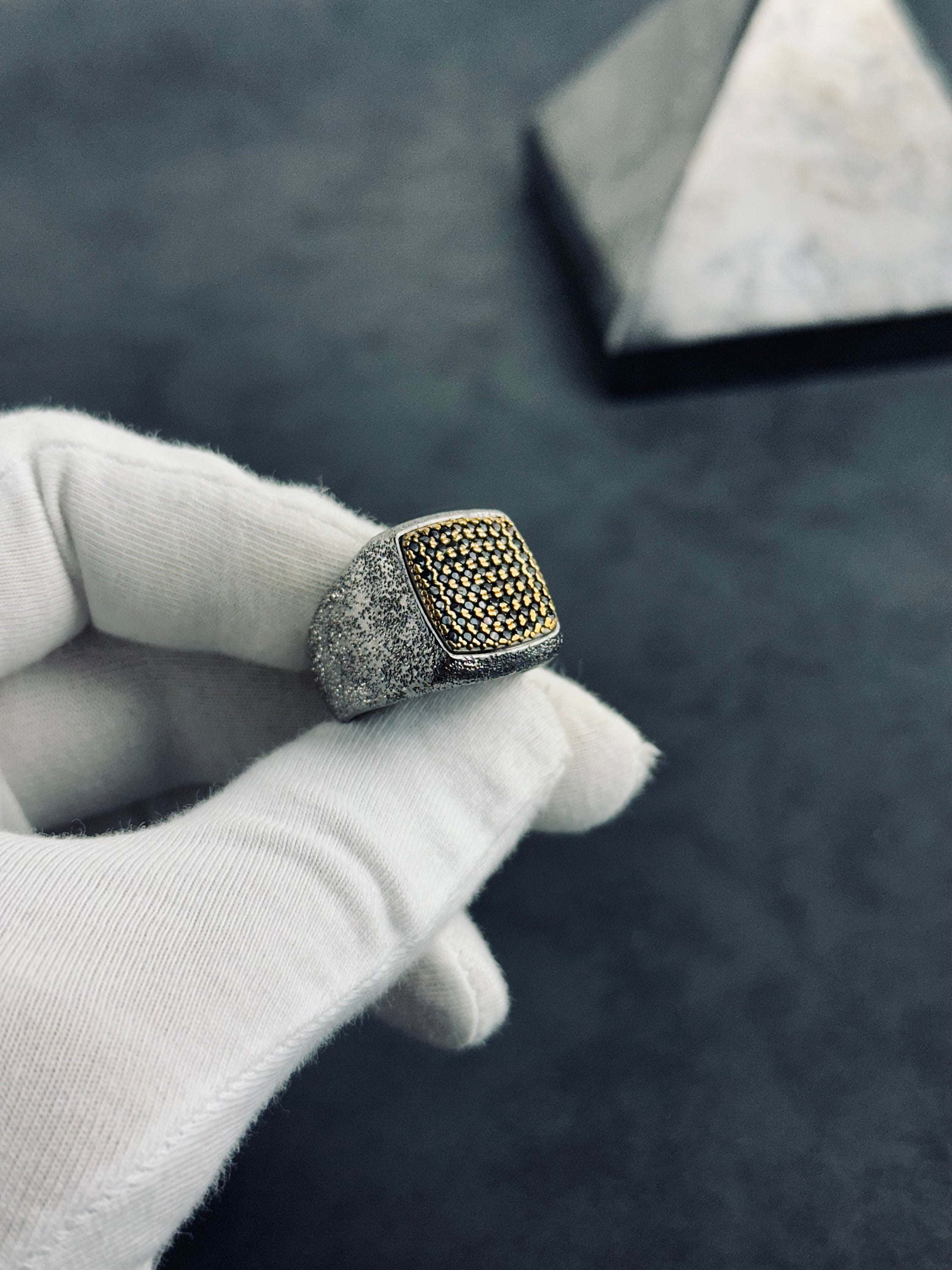 Oymalı Zirkon Nokta Yüzük: Rodyum Kaplama Gümüş