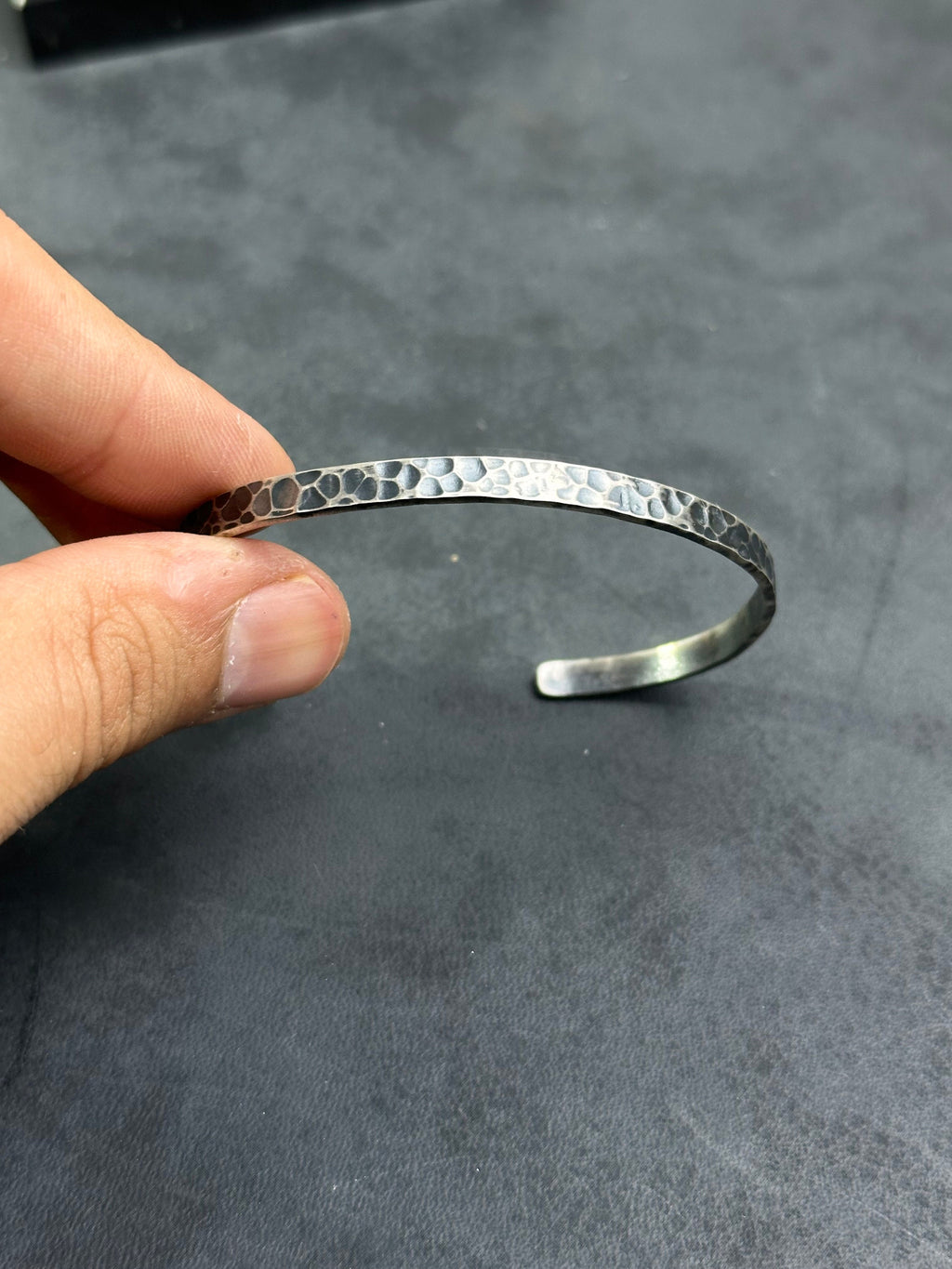 El Oyması Gümüş Kelepçe Bileklik: Minimalist Tasarım (Ayarlanabilir, Gümüş)