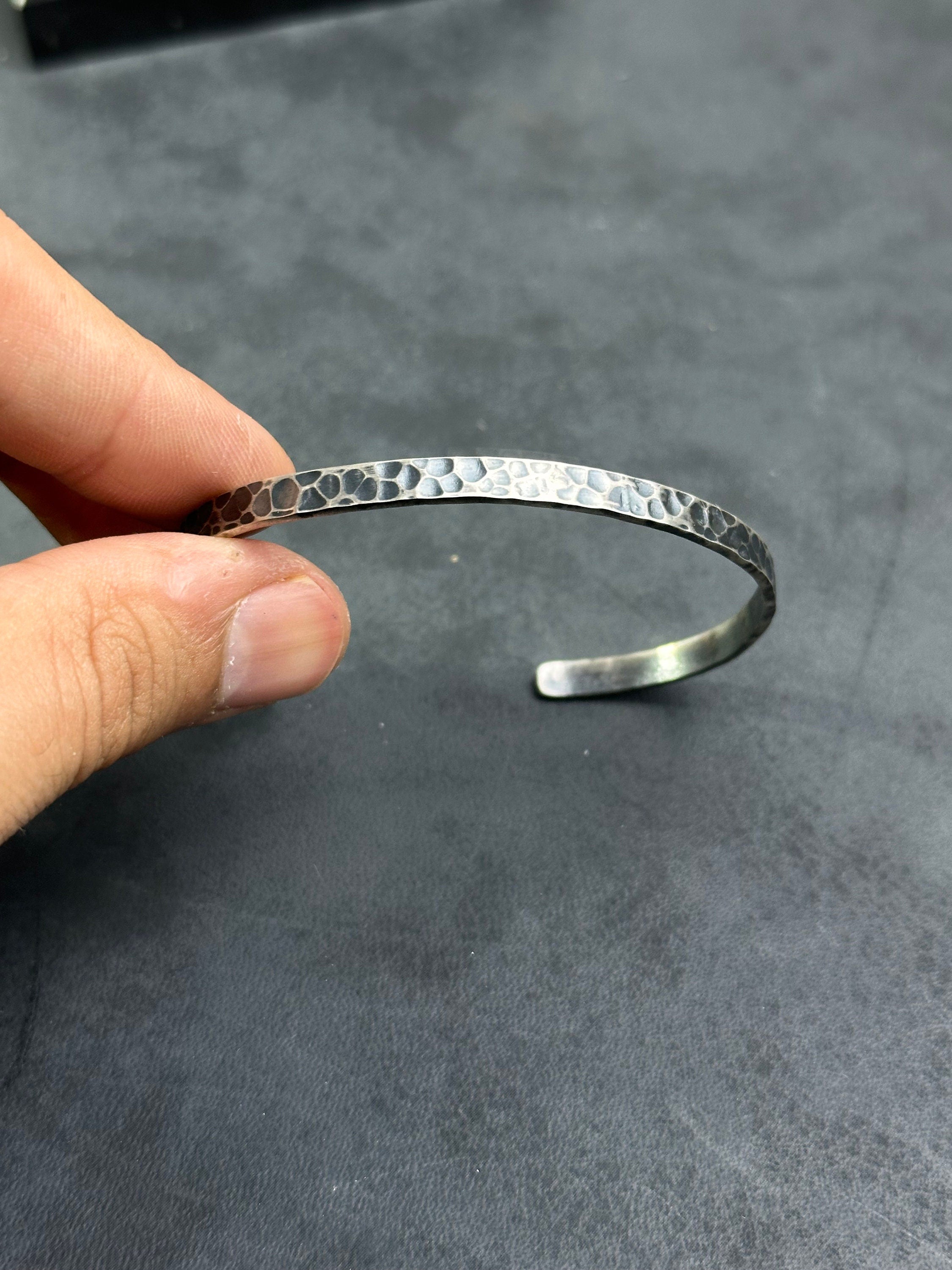 El Oyması Gümüş Kelepçe Bileklik: Minimalist Tasarım (Ayarlanabilir, Gümüş)