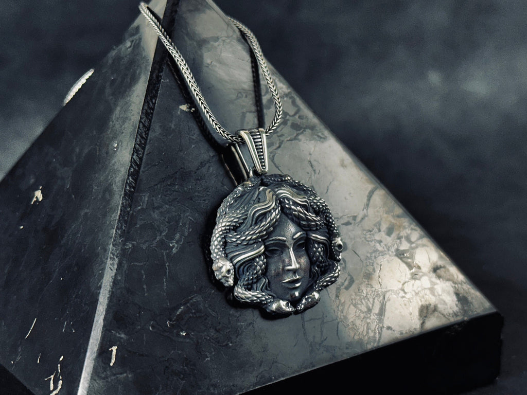 Medusa Başı Gümüş Kolye - Eşsiz El Yapımı Kolye Ucu