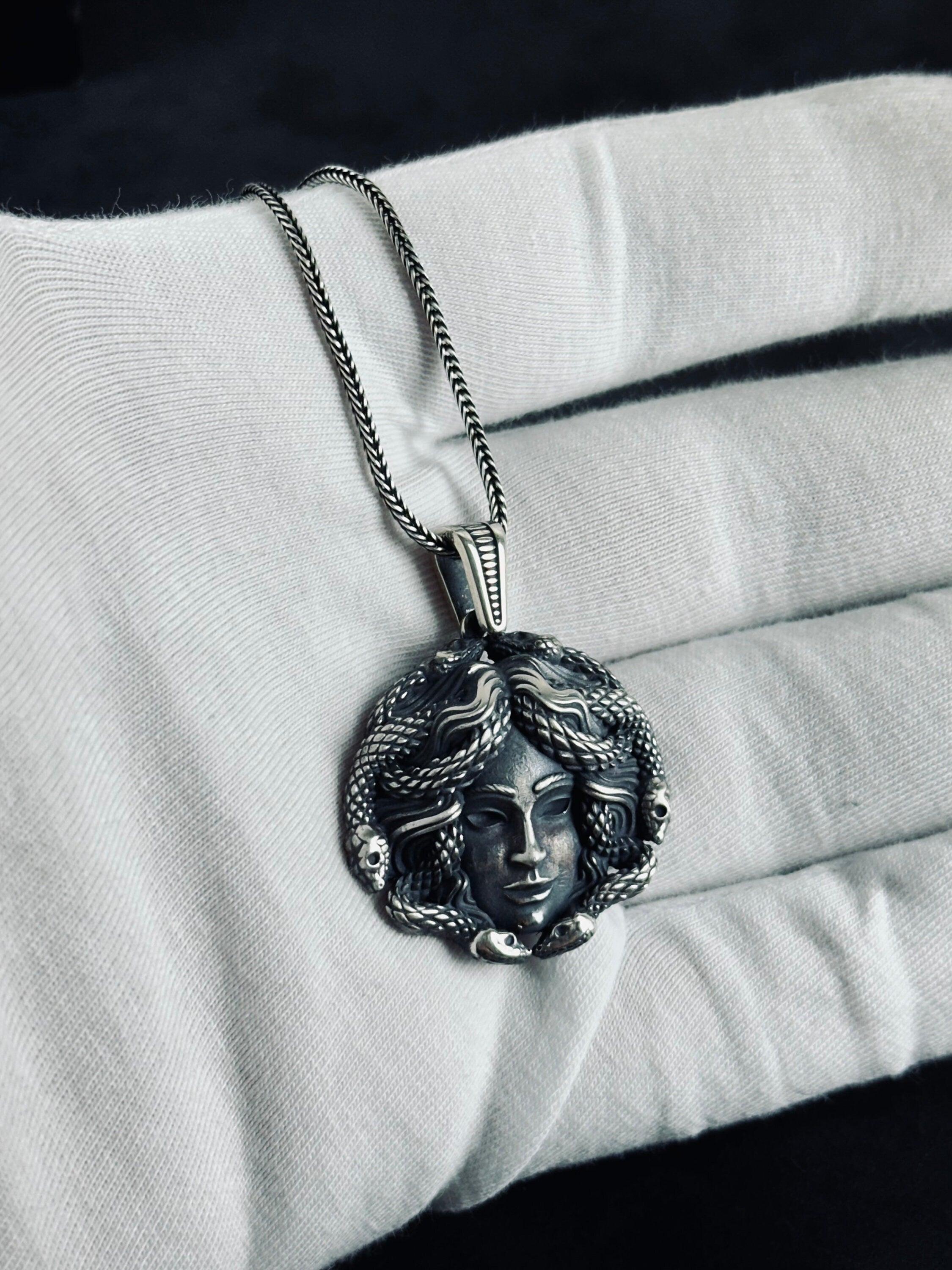 Medusa Başı Gümüş Kolye - Eşsiz El Yapımı Kolye Ucu