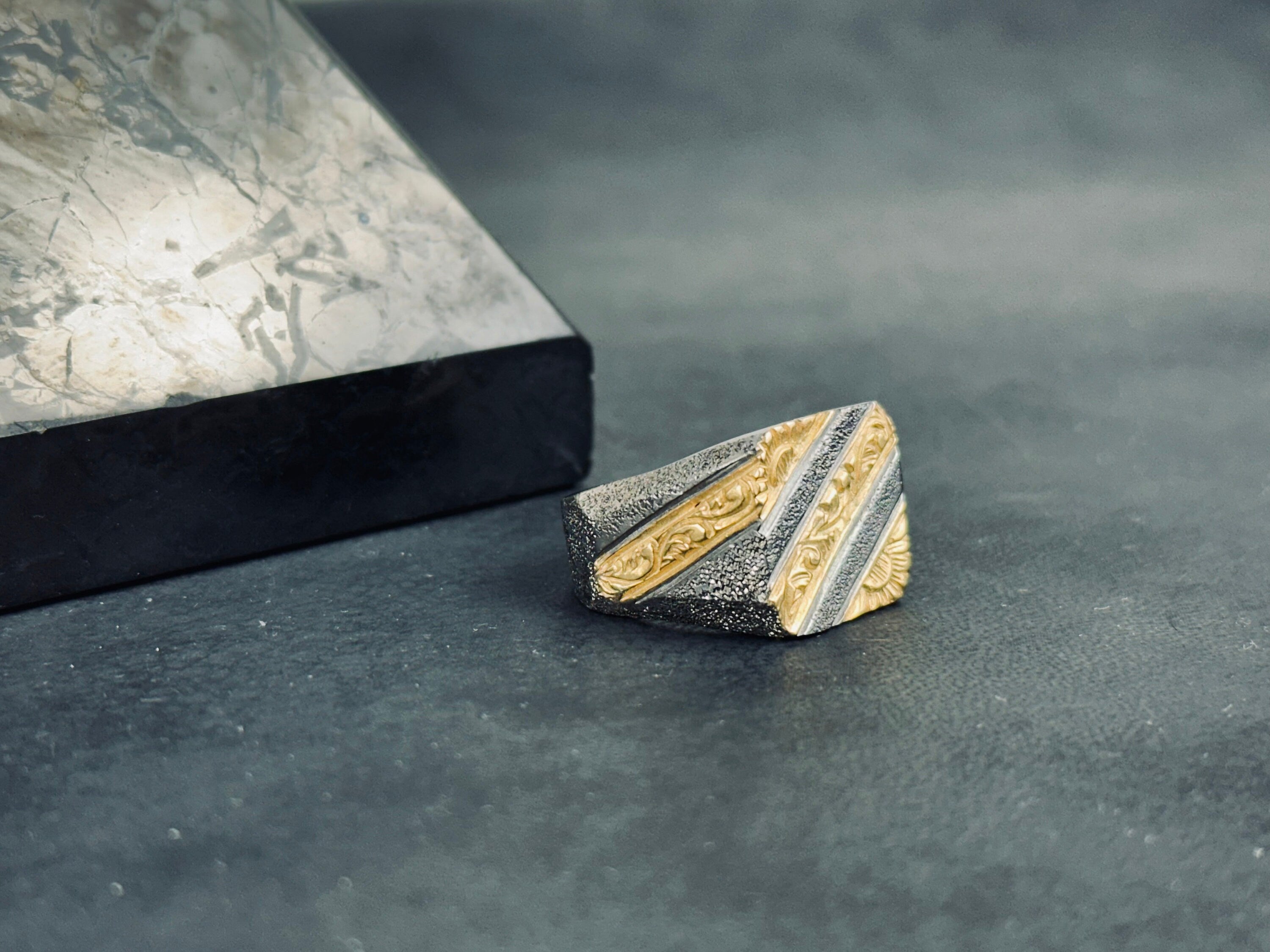 Deklarasyon Gümüş Yüzük: Rodyum İşlemeli Tasarım (Erkek Bedenleri)
