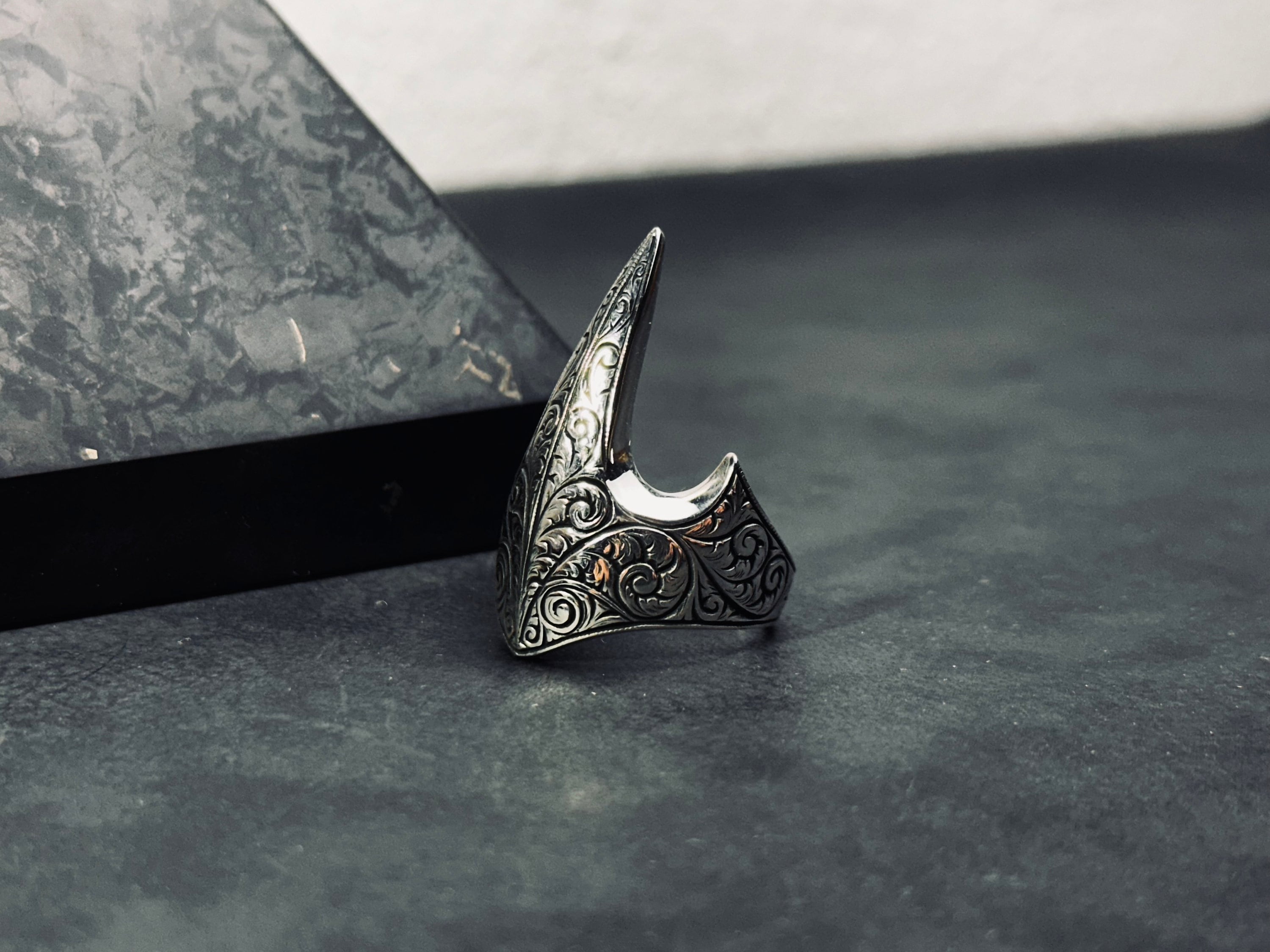 Başparmak Yüzüğü: Gümüş Ouroboros Tasarım (Orta Çağ Zihgir Stili)