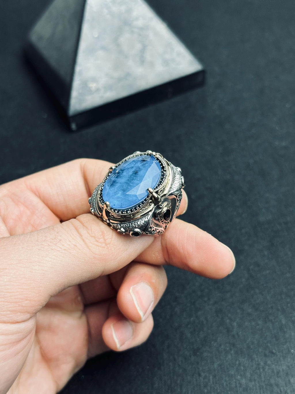 El Yapımı Büyük Mavi Taşlı Gümüş Erkek Yüzüğü – Vintage Osmanlı Tarzı Gösterişli Yüzük, Cesur Savaşçı Yüzüğü, Erkeğe Hediye