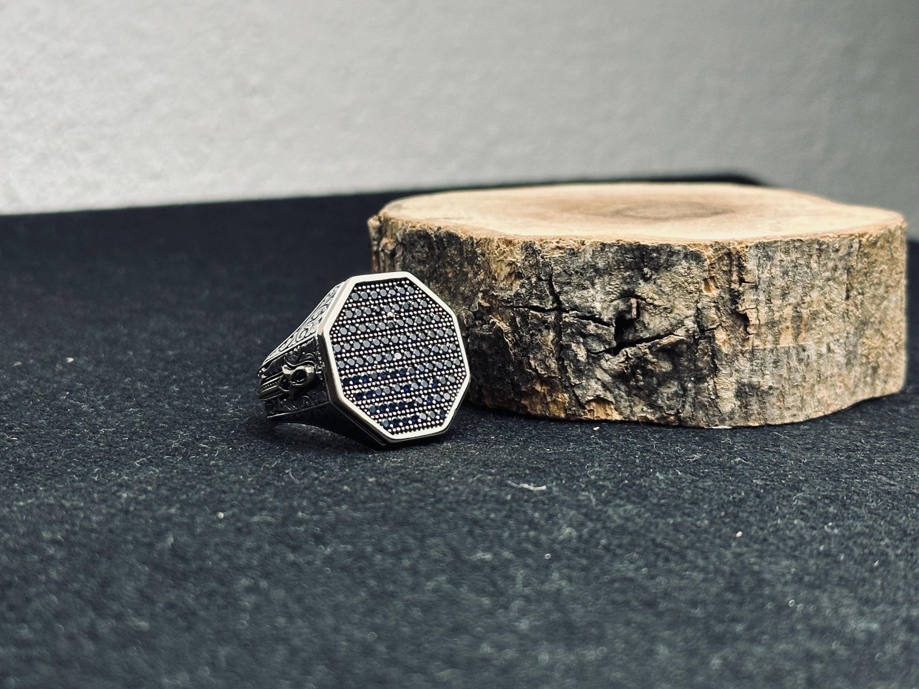 Erkekler İçin 8 Şekilli Gümüş Yüzük - Minik Mavi Zirkon Detaylı