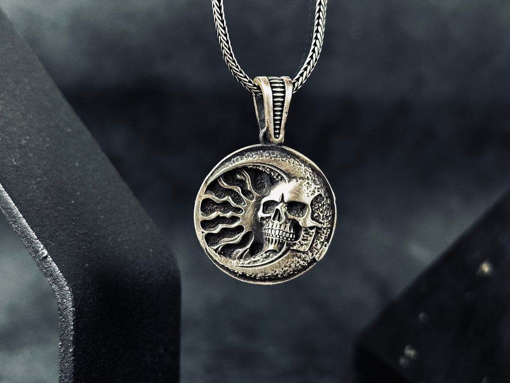 Gümüş Kurukafa Ay Kolye: Gotik Takı (Zincirli Uç)