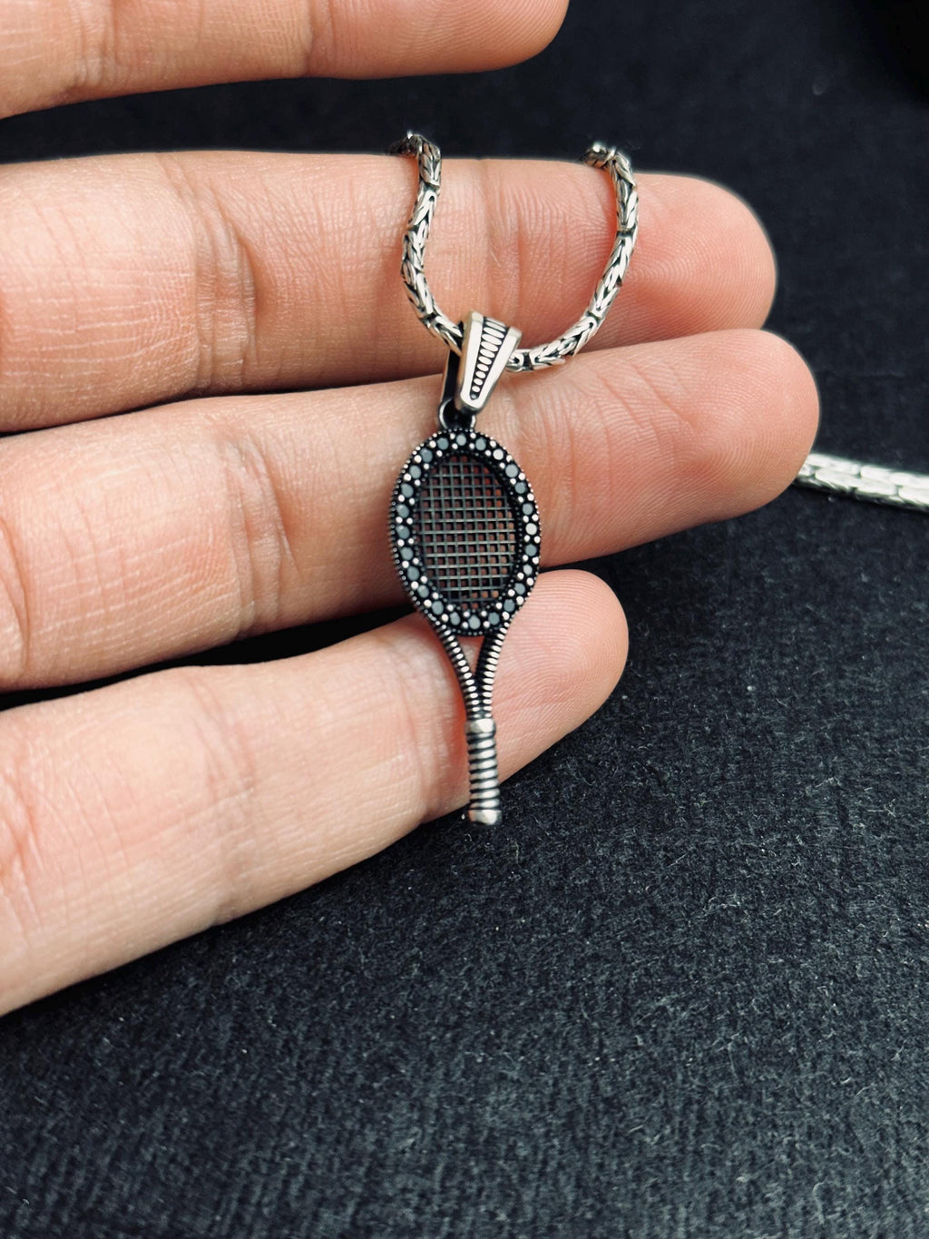 Tenis Kolye Ucu: Siyah Taşlı Gümüş (Unisex Takı)
