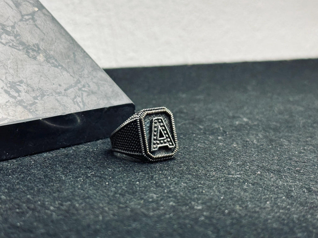 Mühür Yüzüğü: Som Gümüş Monogram Tasarım (Özel Boyut Seçenekleriyle)