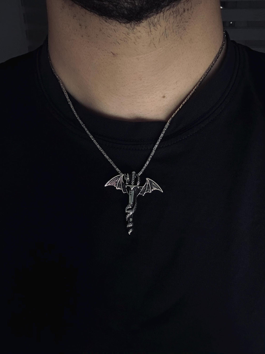 Yarasa Kanadı Kılıç Kolye: Gotik Gümüş Kolye