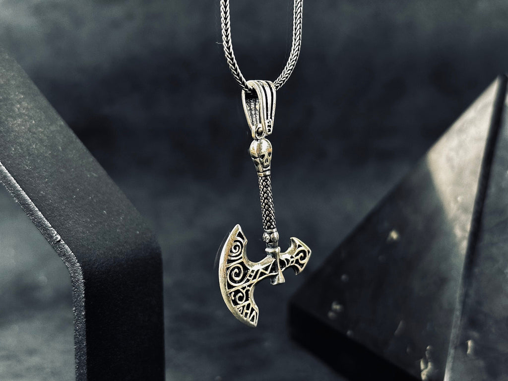 Gümüş Balta ve Kurukafa Kolye: Keskin Gotik Kolye Ucu