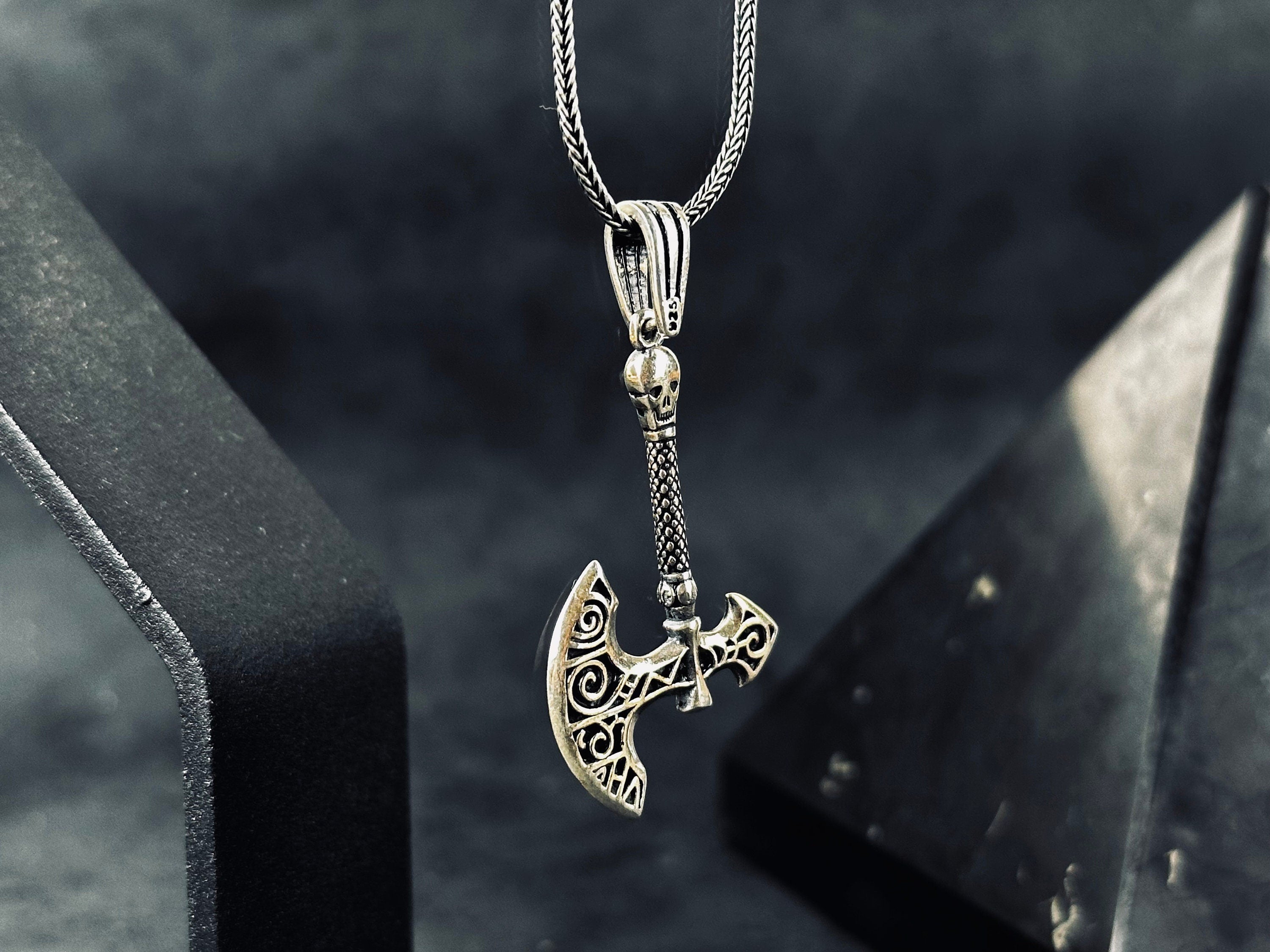 Gümüş Balta ve Kurukafa Kolye: Keskin Gotik Kolye Ucu