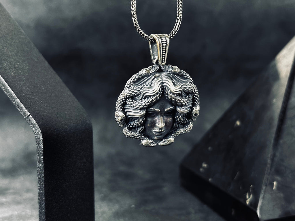 Medusa Başı Gümüş Kolye - Eşsiz El Yapımı Kolye Ucu