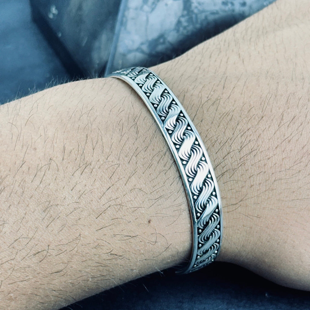 Som Gümüş Kelepçe: Dalgalı Örme Tasarım - Ayarlanabilir Unisex