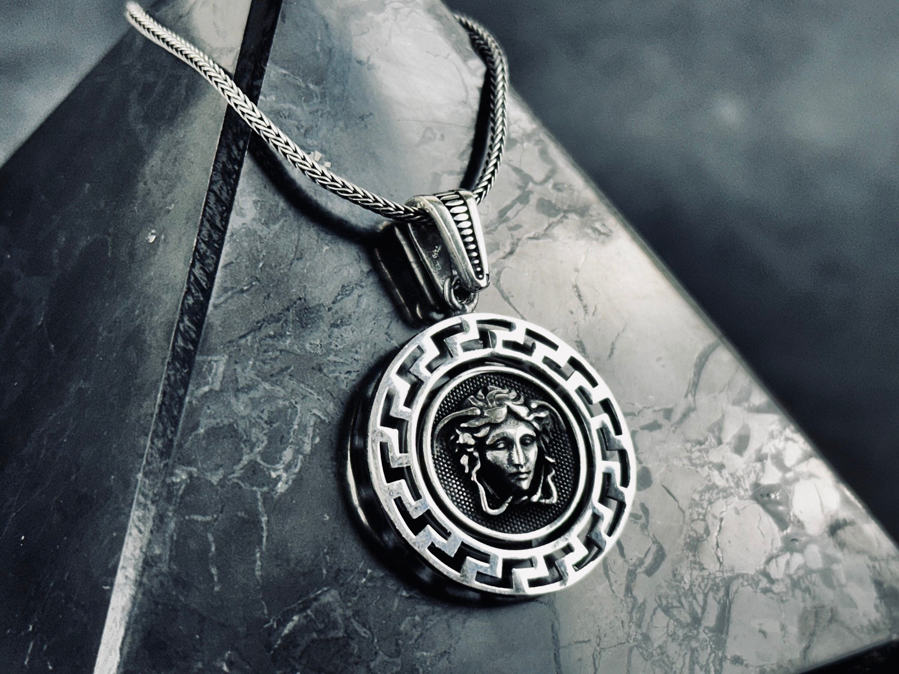 Medusa Kolye: Çift Taraflı Mit Tasarımı (925 Ayar Gümüş)