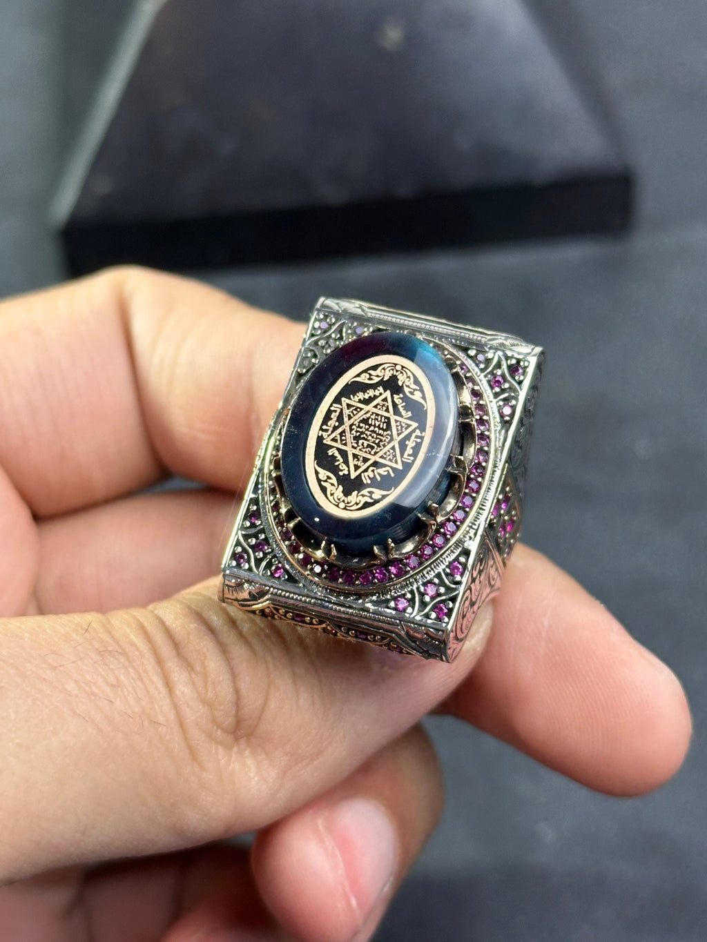 Süleyman Kral Mührü Yüzüğü: Gümüş, Kehribar Taşı - İşlemeli Detay