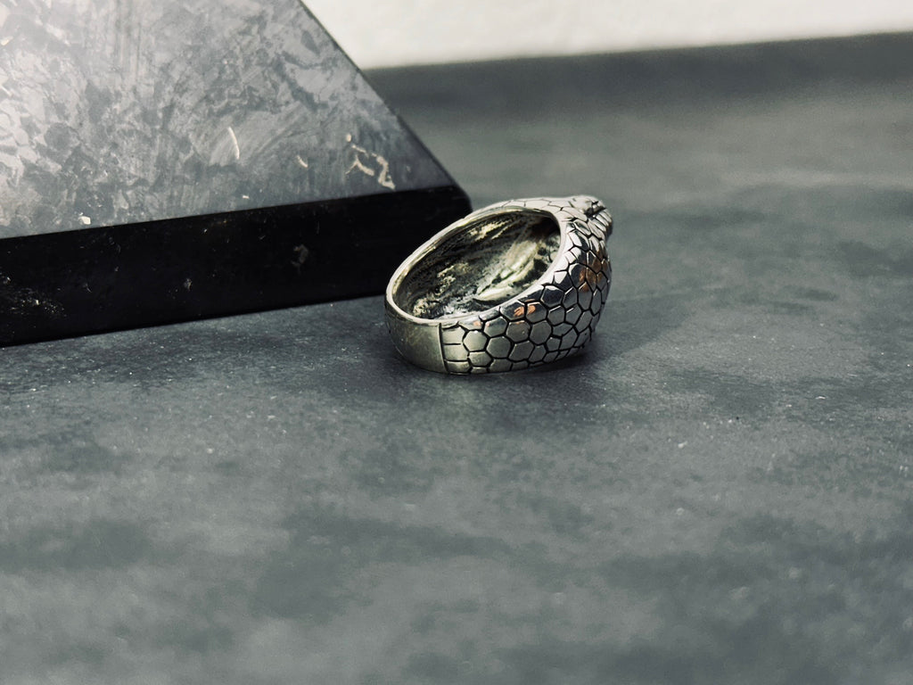 Yılan Yüzük: Mavi Taşlı Gümüş (İşlemeli)