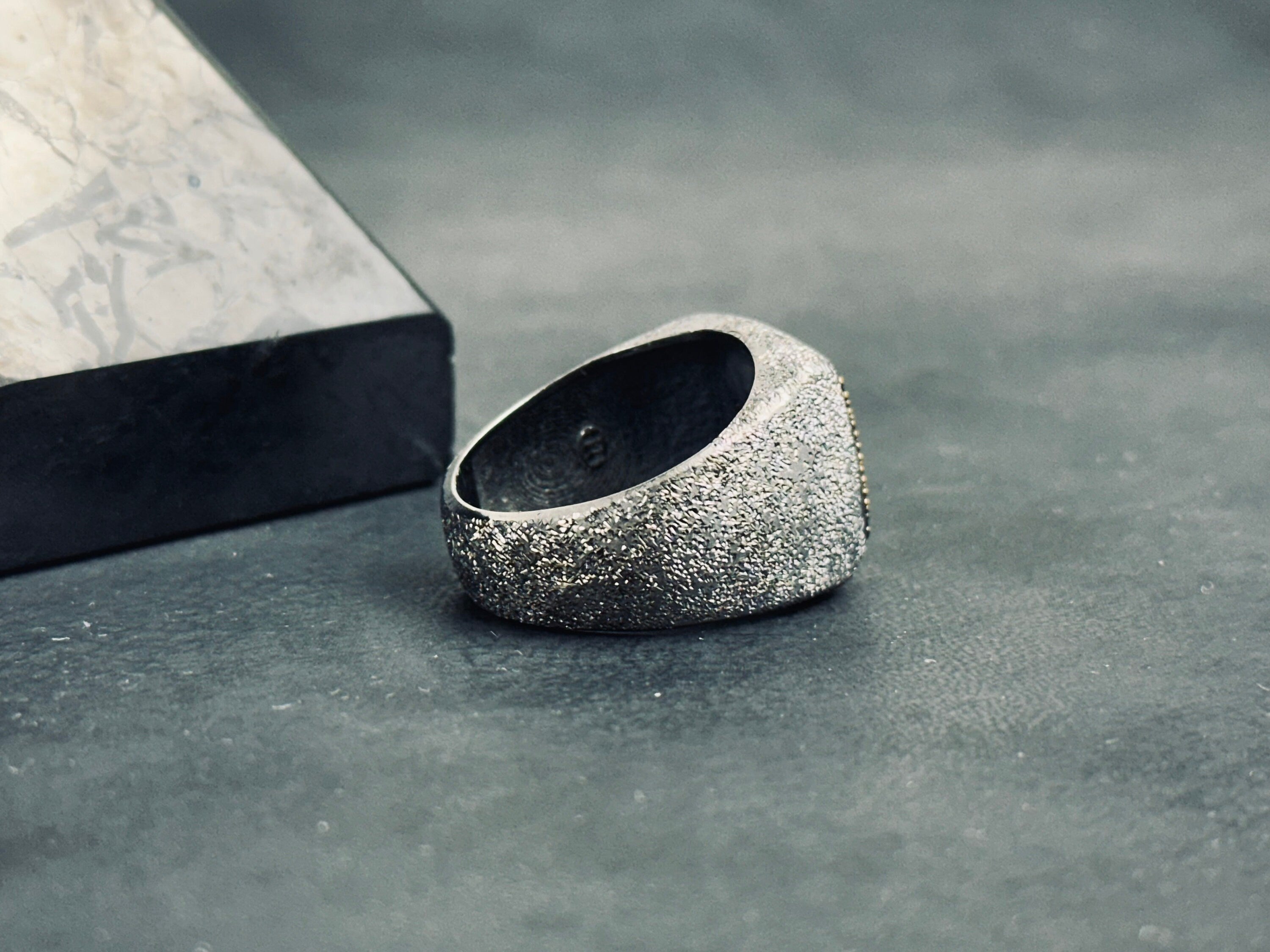 Oymalı Zirkon Nokta Yüzük: Rodyum Kaplama Gümüş
