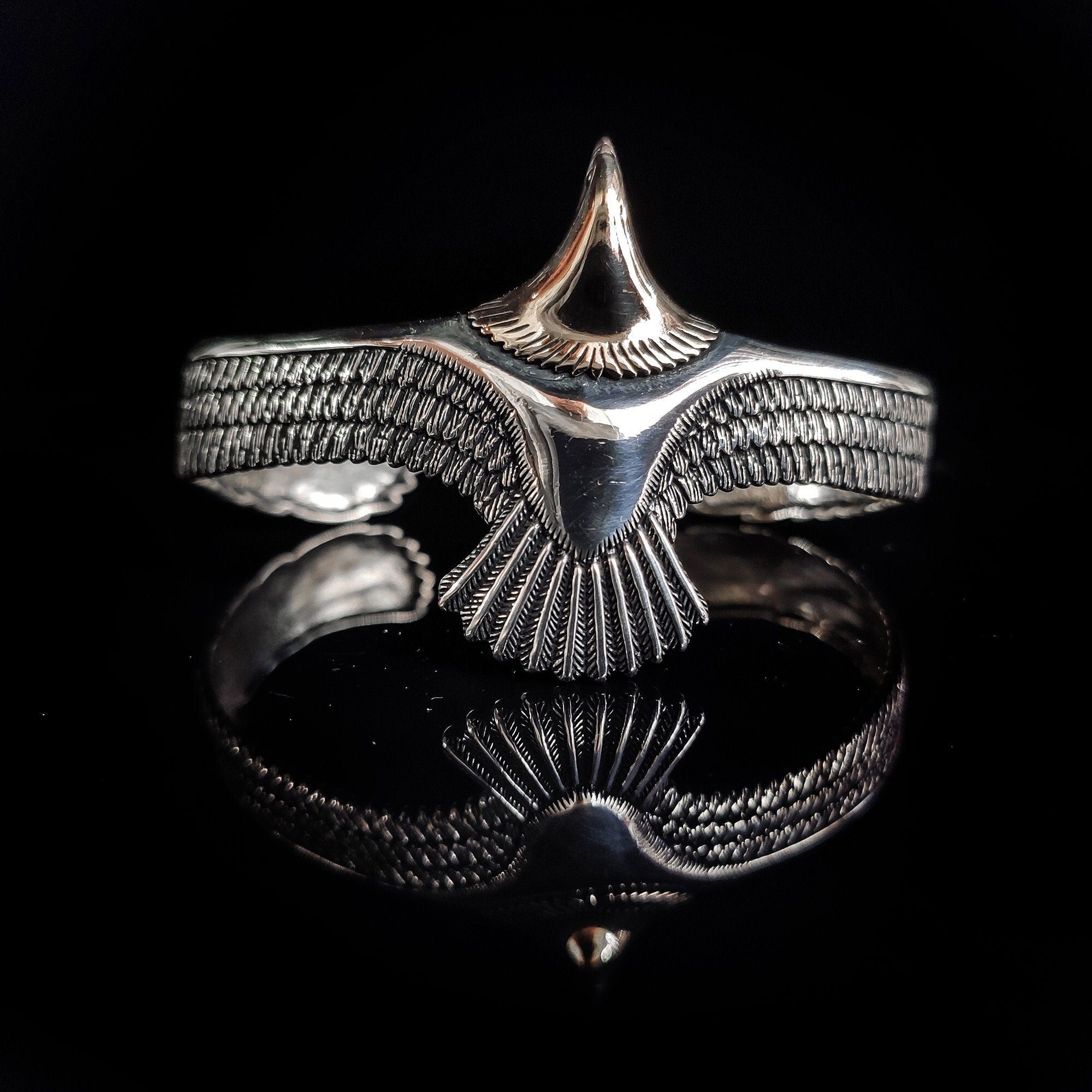 El Yapımı Gümüş Kartal Bileklik (İşlemeli Kelepçe, Safir)